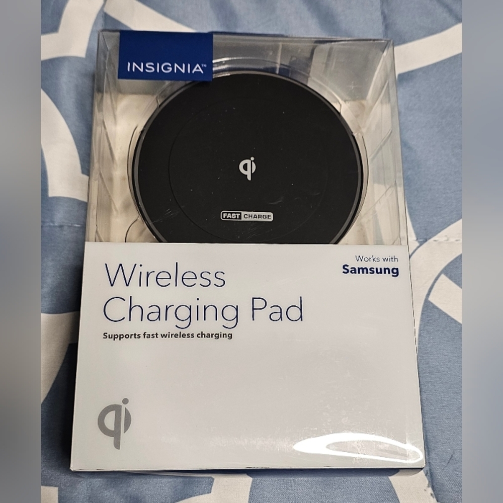 Insignia Qi 15W Wireless Phone Charger